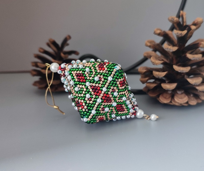 Jehlan z korálků - zelený 9 x 4 cm