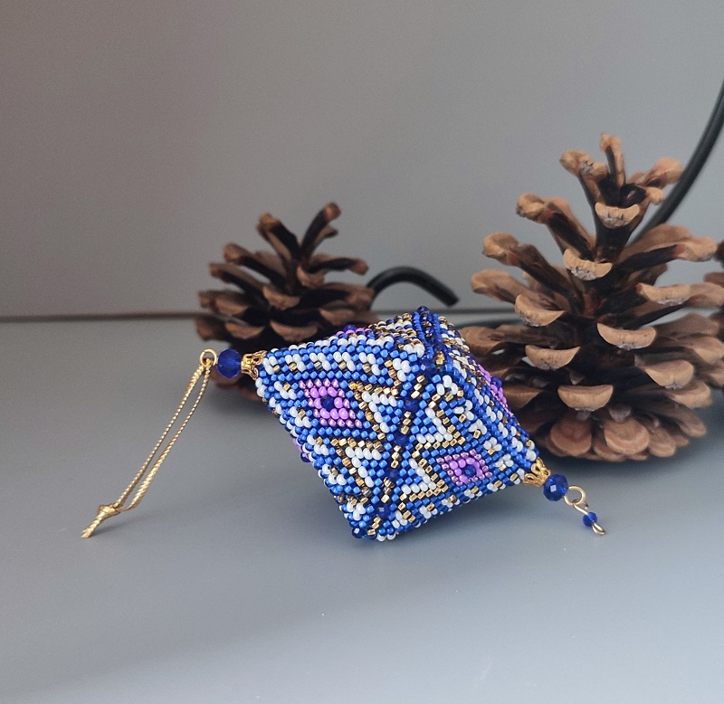 Jehlan z korálků - modrý 9 x 4 cm