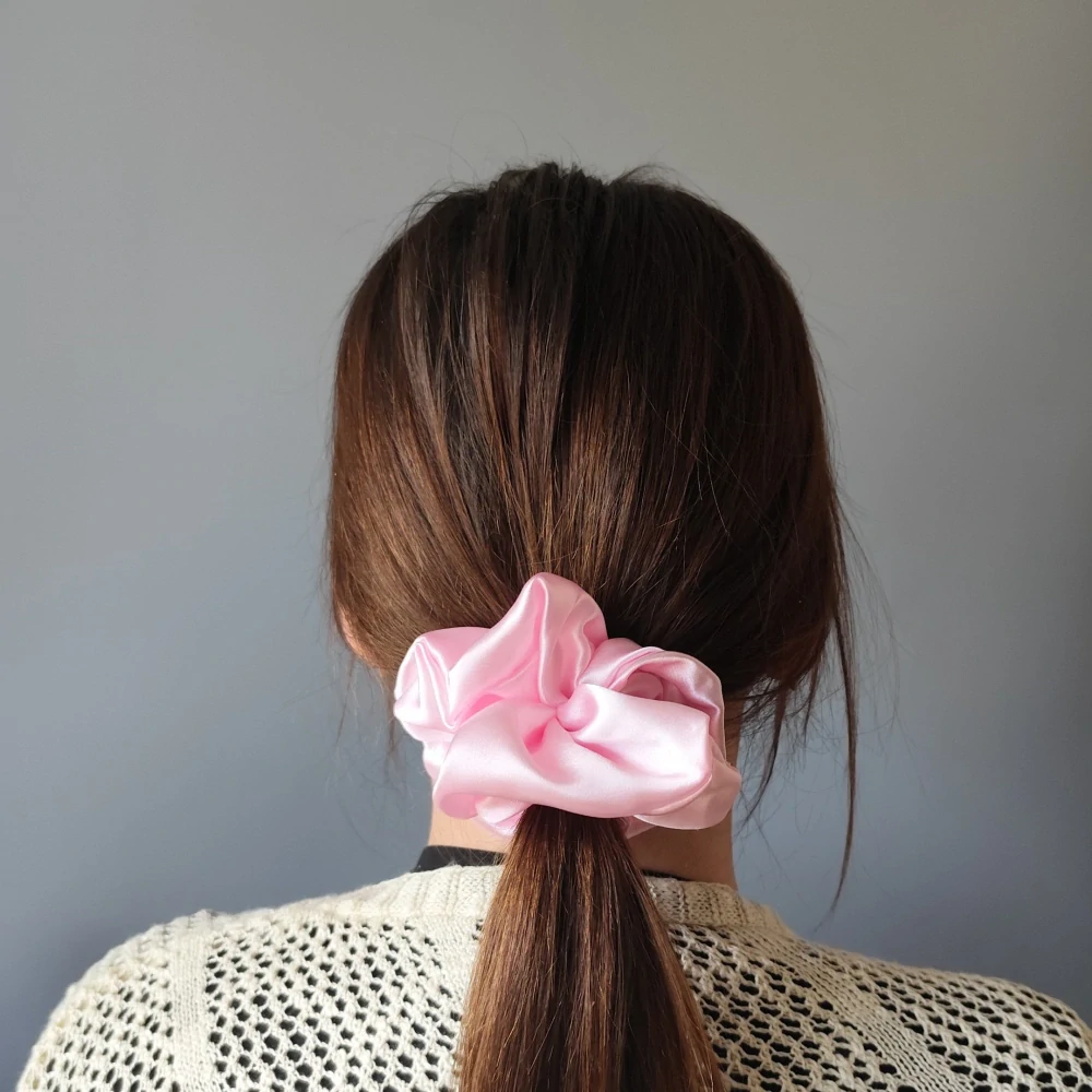 Saténová Scrunchie gumička růžová světlá XL