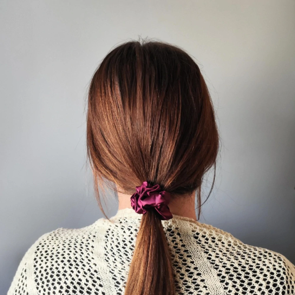 Saténová Scrunchie gumička vínová S