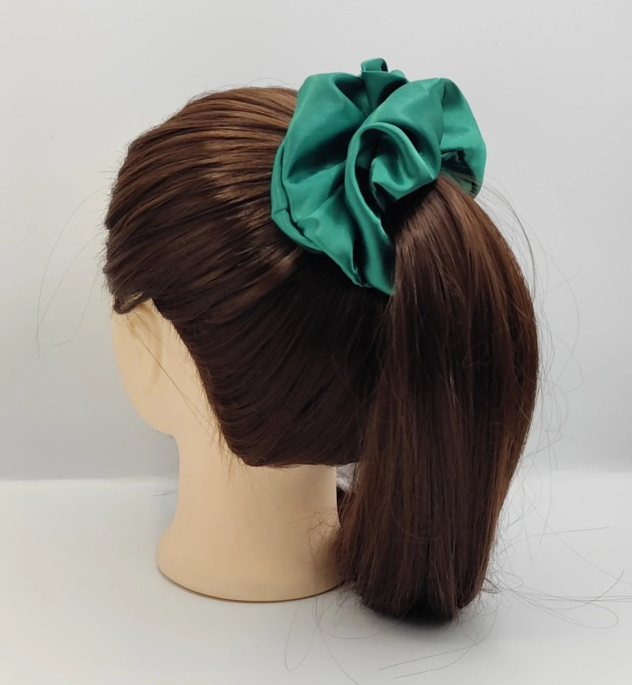 Saténová Scrunchie gumička zelená XL