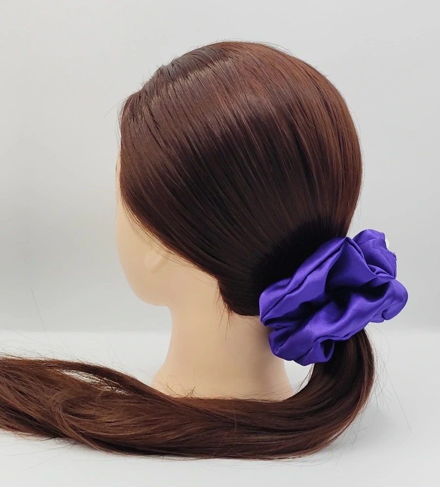 Saténová Scrunchie gumička fialová XL