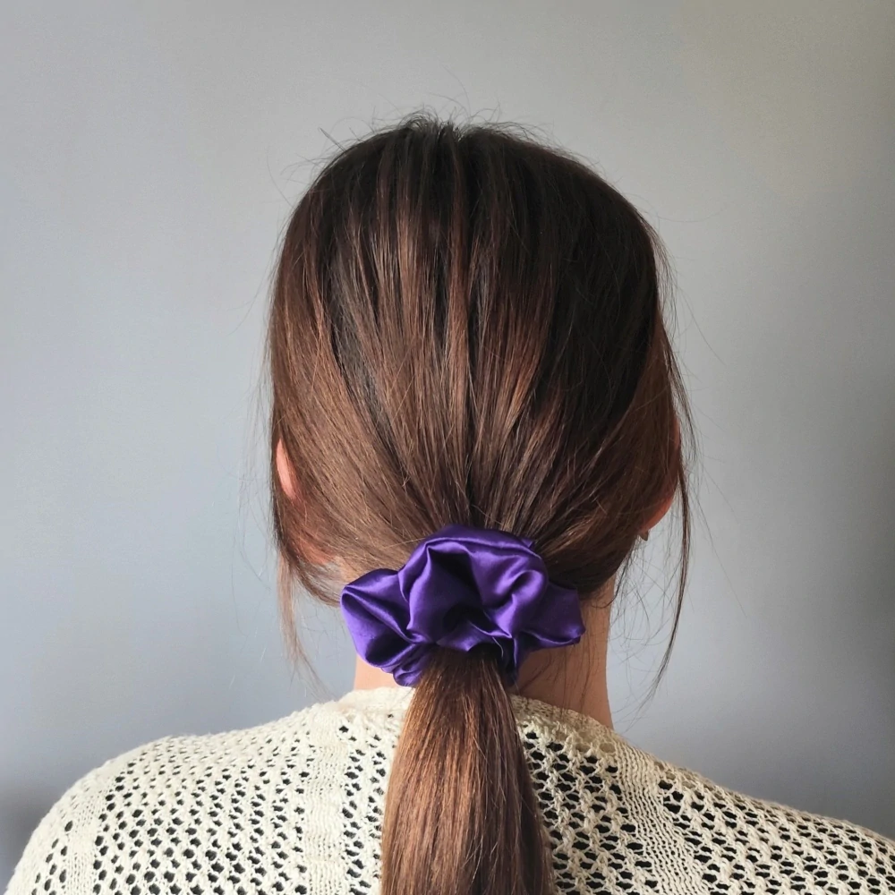 Saténová Scrunchie gumička fialová L - klasik