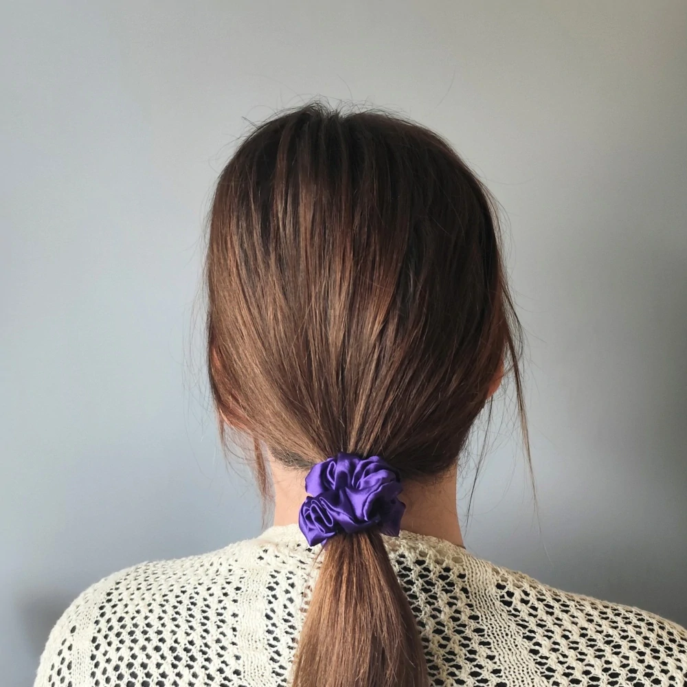Saténová Scrunchie gumička fialová S