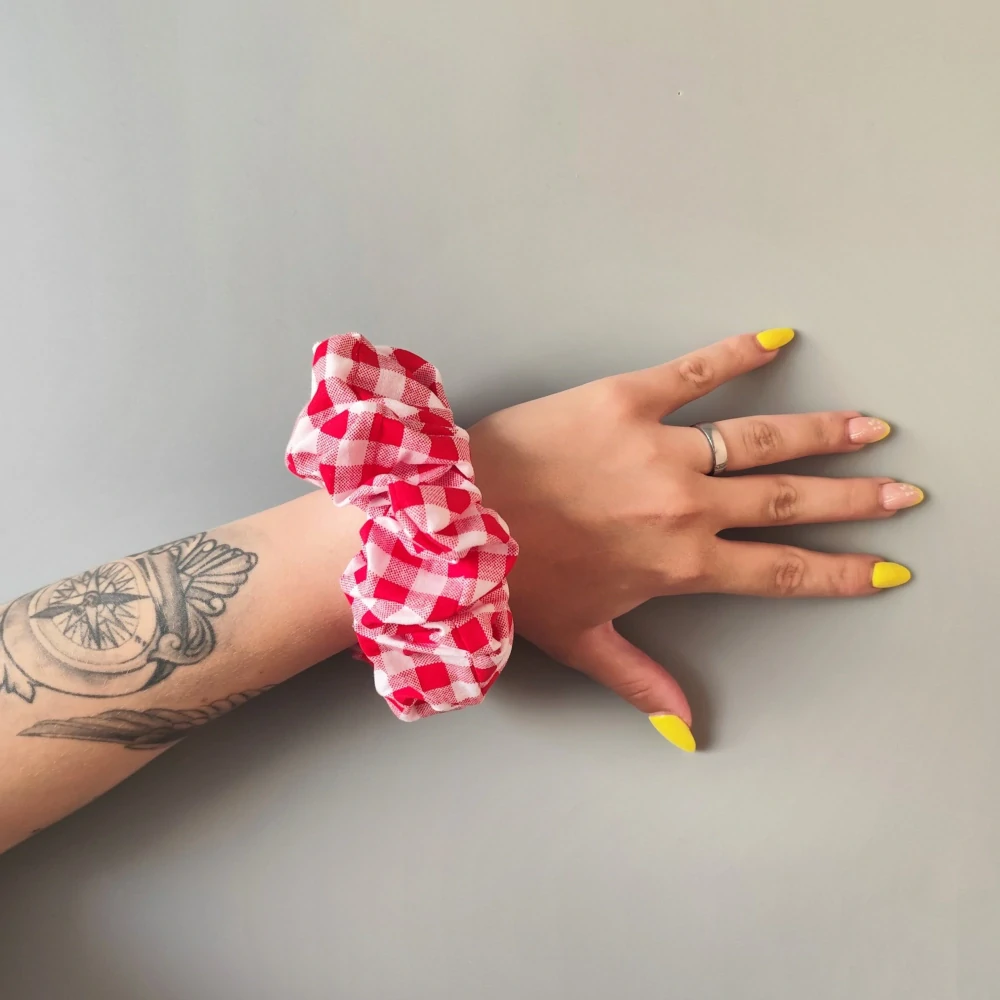 Bavlněná Scrunchie gumička červená kostka XXL