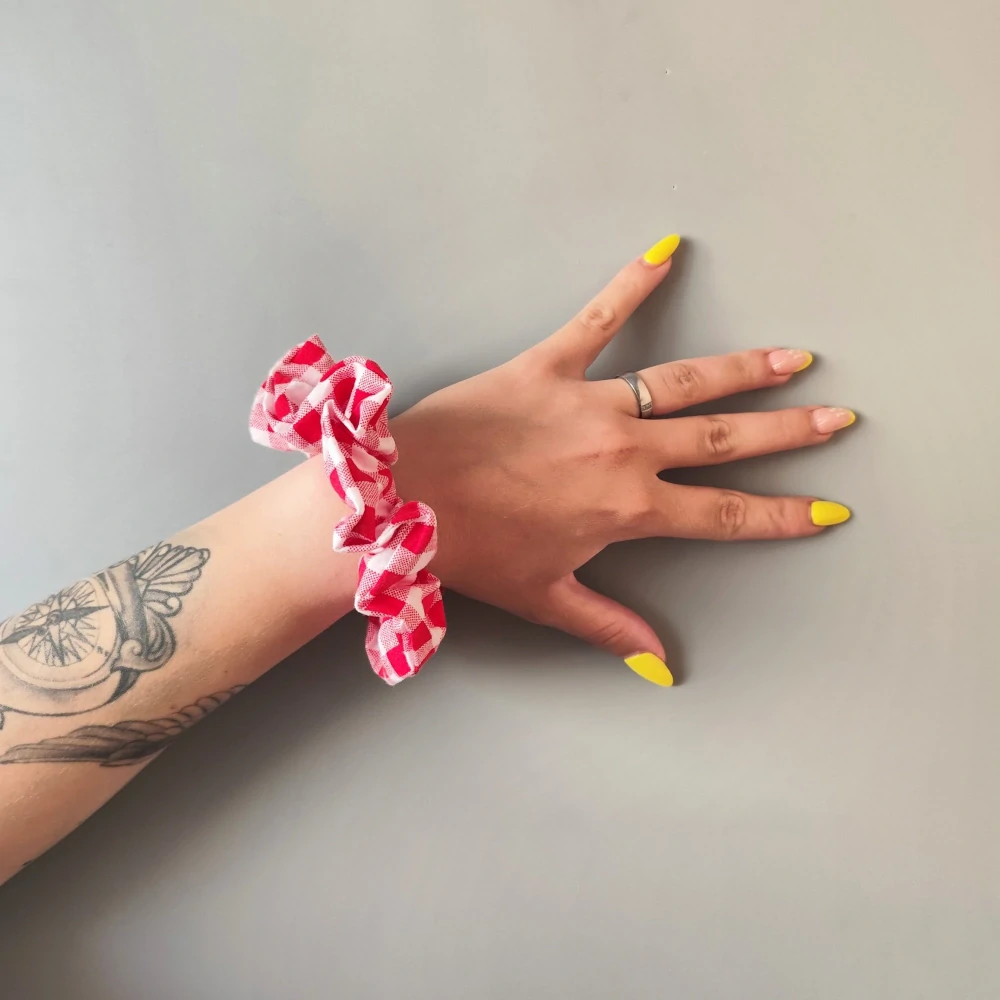 Bavlněná Scrunchie gumička červená kostka L - klasik