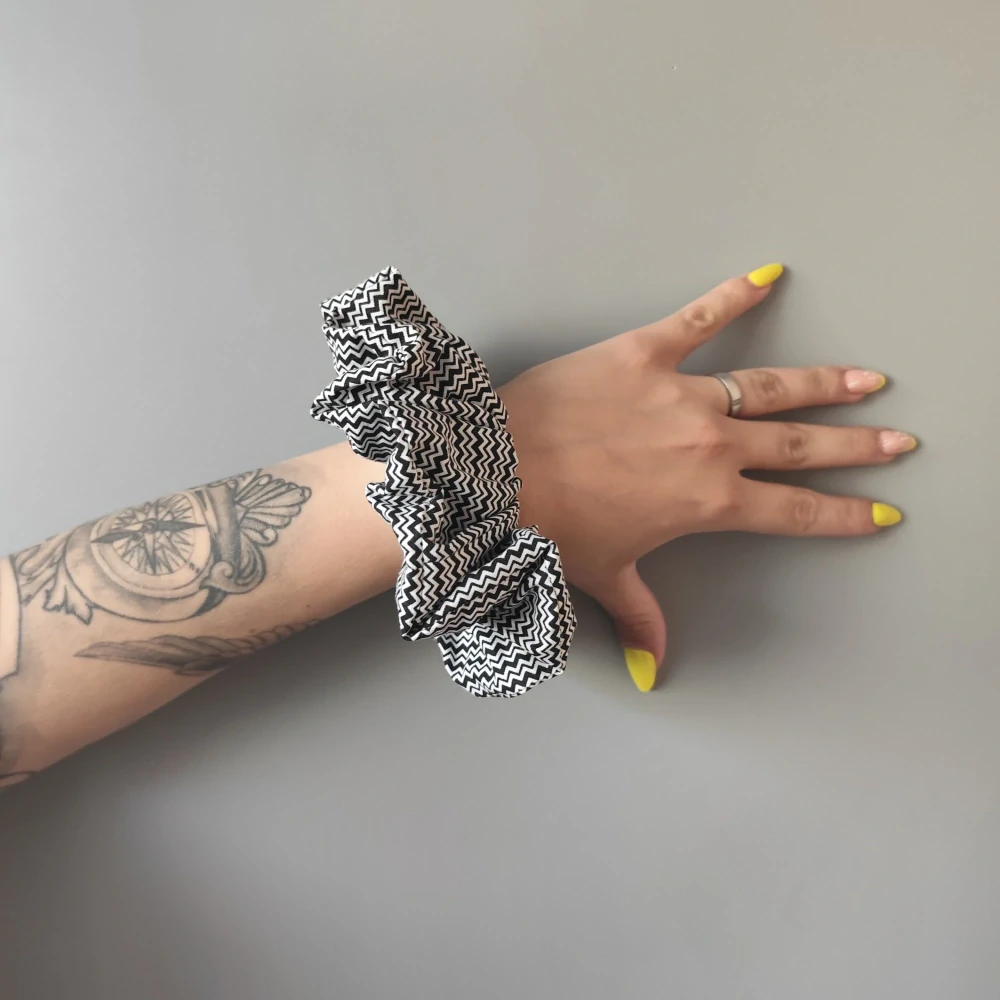 Bavlněná Scrunchie gumička černobílá XXL