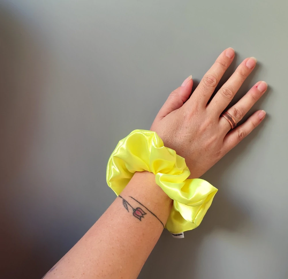 Saténová Scrunchie gumička reflexní XL