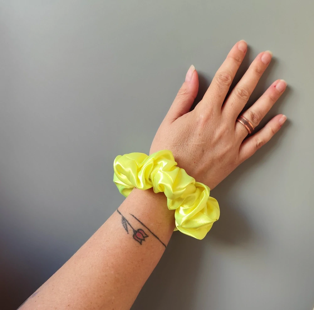 Saténová Scrunchie gumička reflexní L