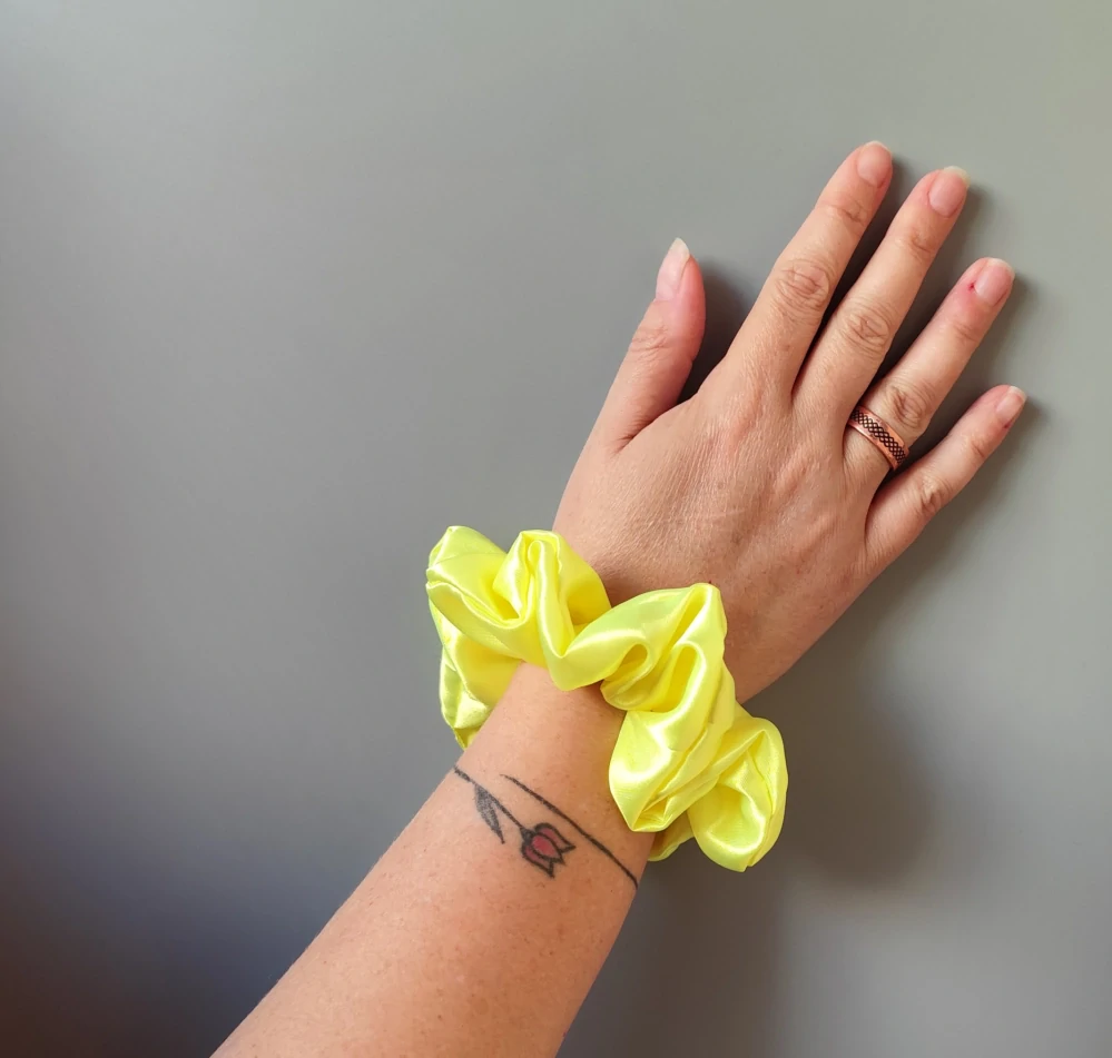 Saténová Scrunchie gumička reflexní L - klasik