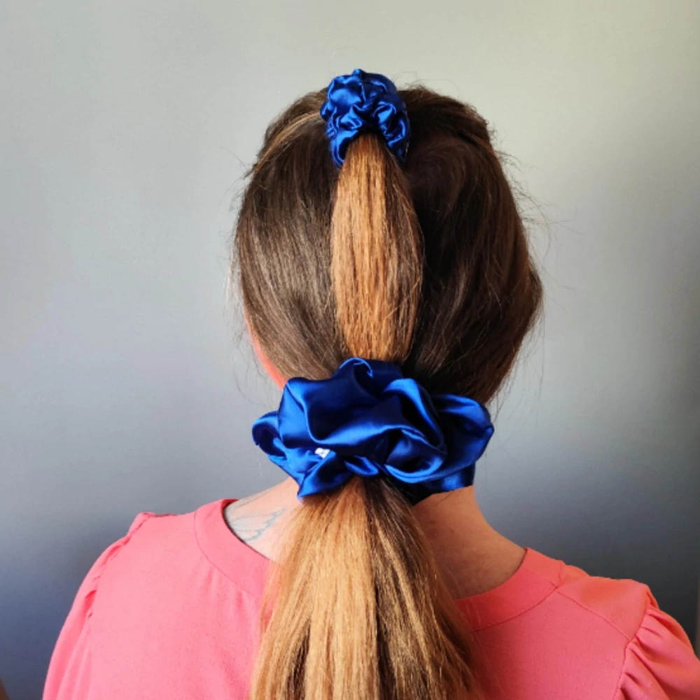 Saténová Scrunchie gumička modrá XXL