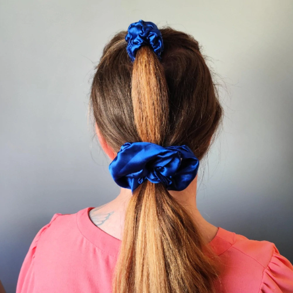 Saténová Scrunchie gumička modrá XL