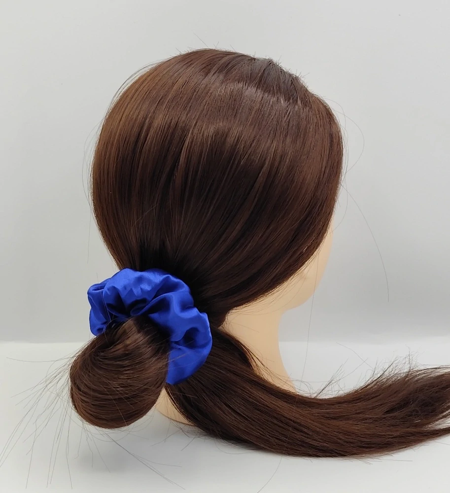 Saténová Scrunchie gumička modrá L