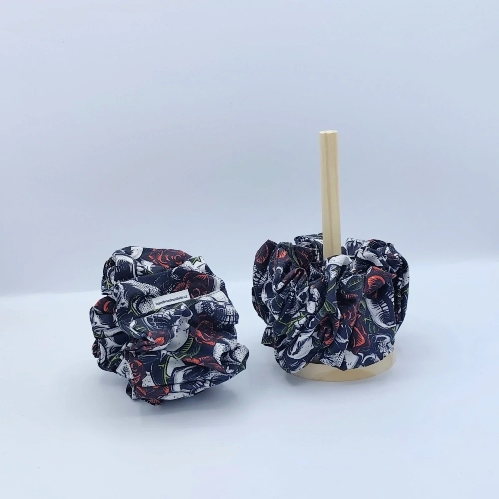 Bavlněná Scrunchie gumička lebky a růže XXL I.