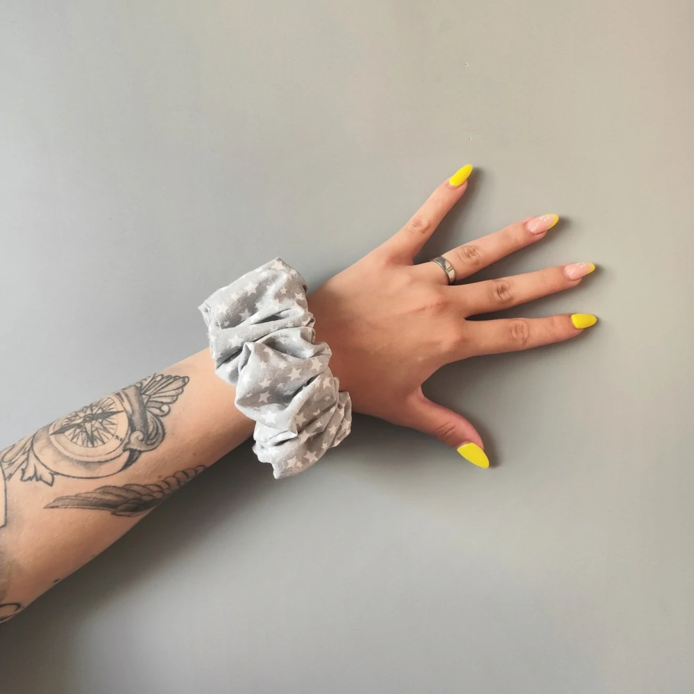 Bavlněná Scrunchie gumička bílé hvězdy XXL