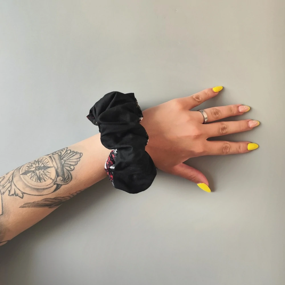 Bavlněná Scrunchie gumička lebky a růže XXL II.
