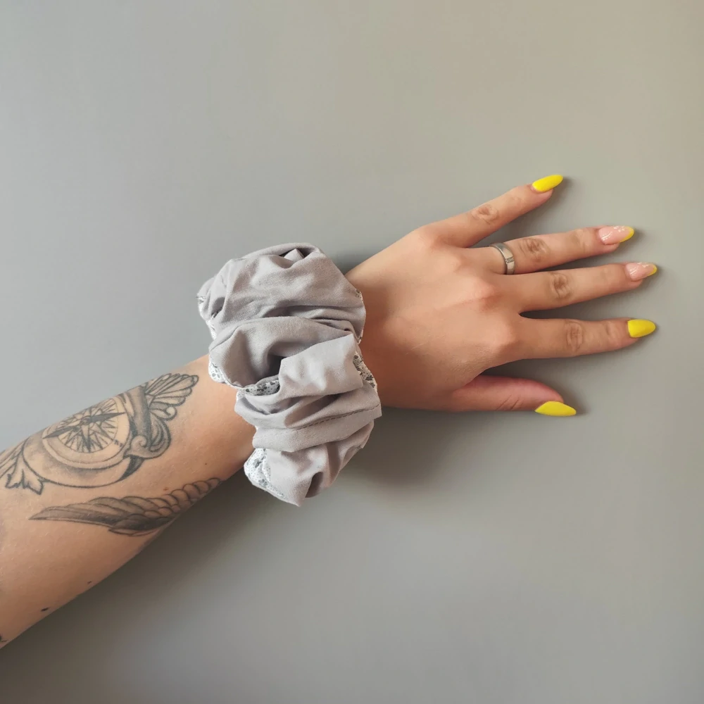 Bavlněná Scrunchie gumička kvítky XXL II.