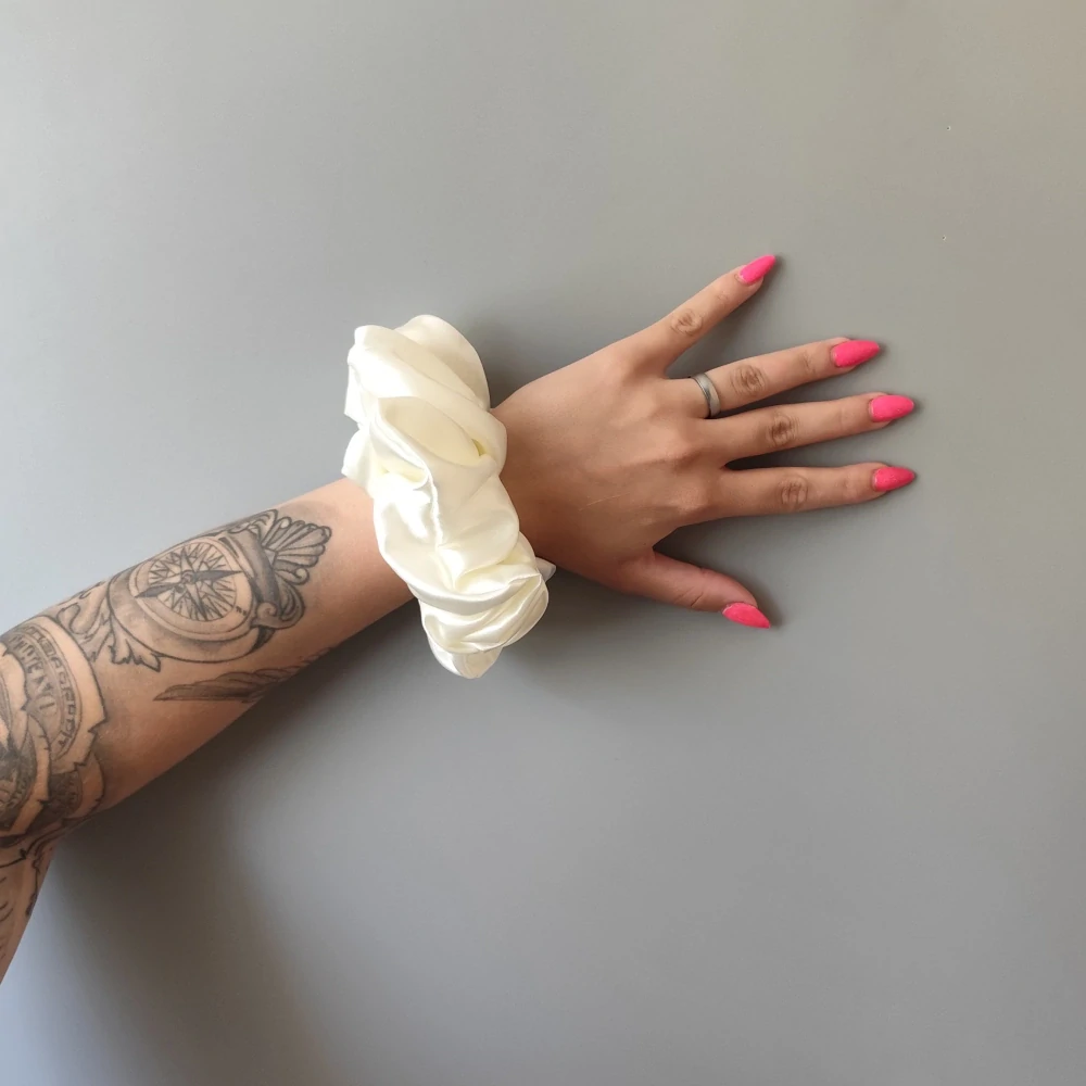 Saténová Scrunchie gumička smetanová XXL