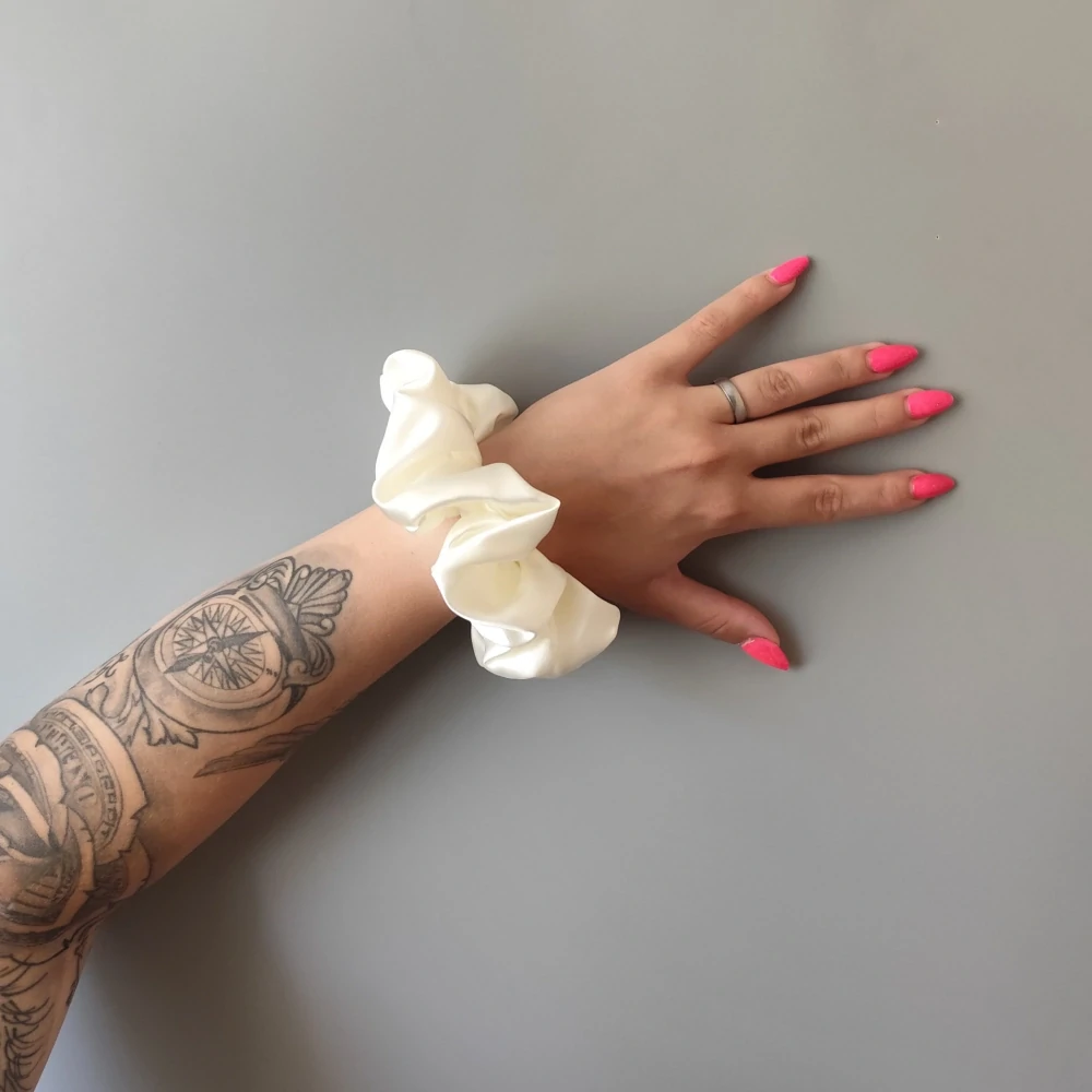 Saténová Scrunchie gumička smetanová XL