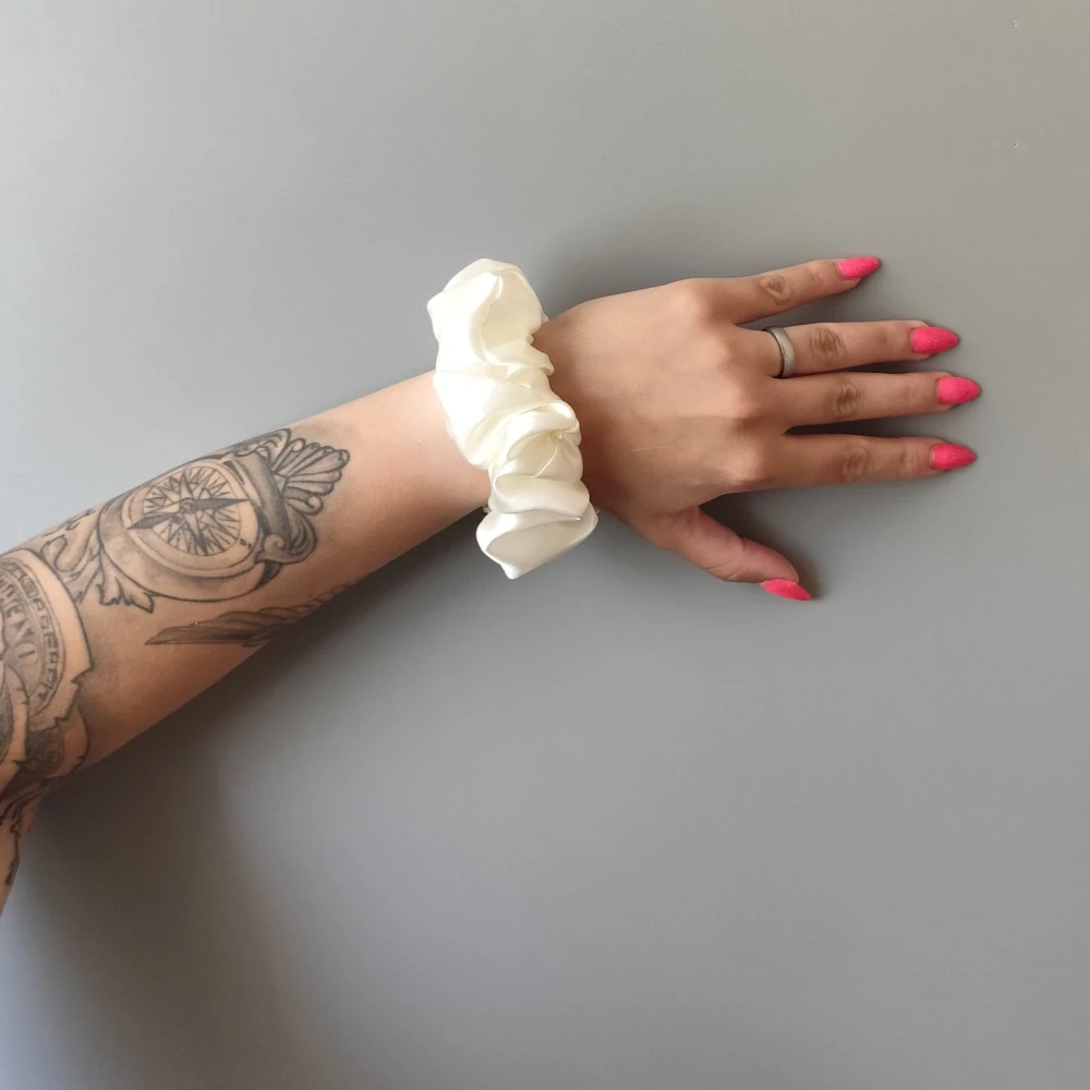 Saténová Scrunchie gumička smetanová L 