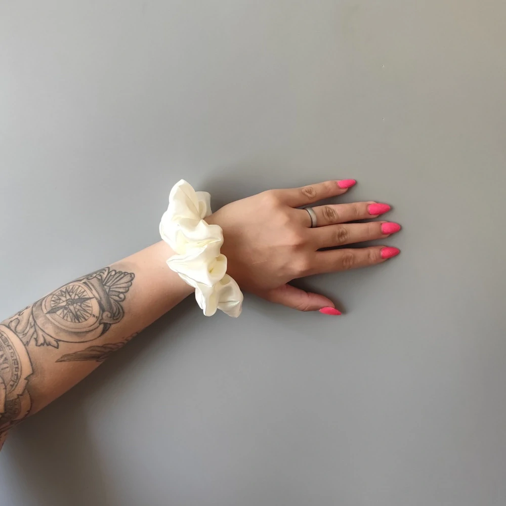 Saténová Scrunchie gumička smetanová L - klasik