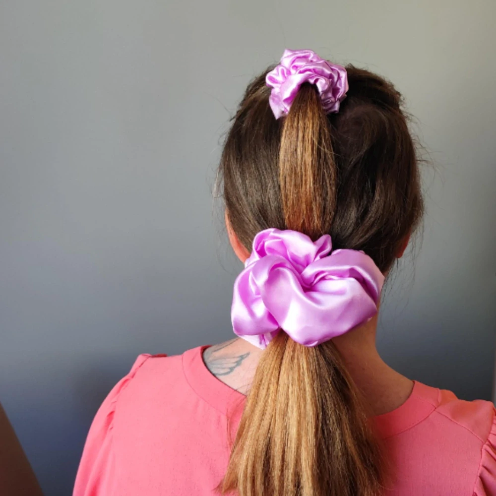 Saténová Scrunchie gumička sv. fialová XXL