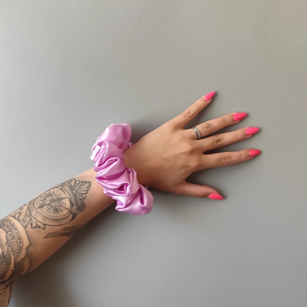 Saténová Scrunchie gumička sv. fialová XL