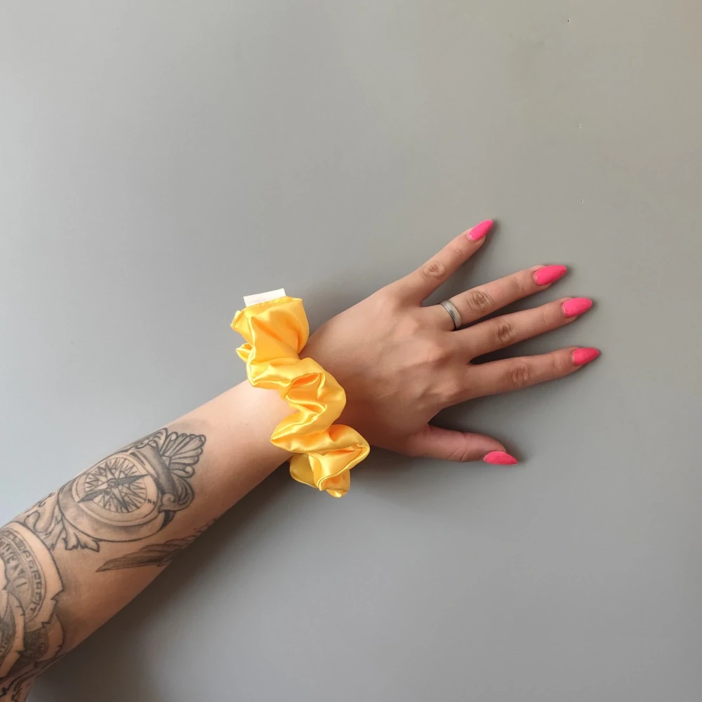 Saténová Scrunchie gumička žlutá L - klasik