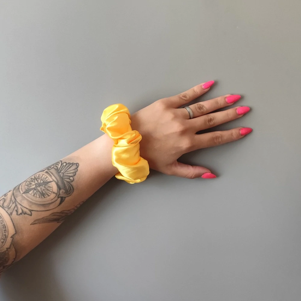 Saténová Scrunchie gumička žlutá L 