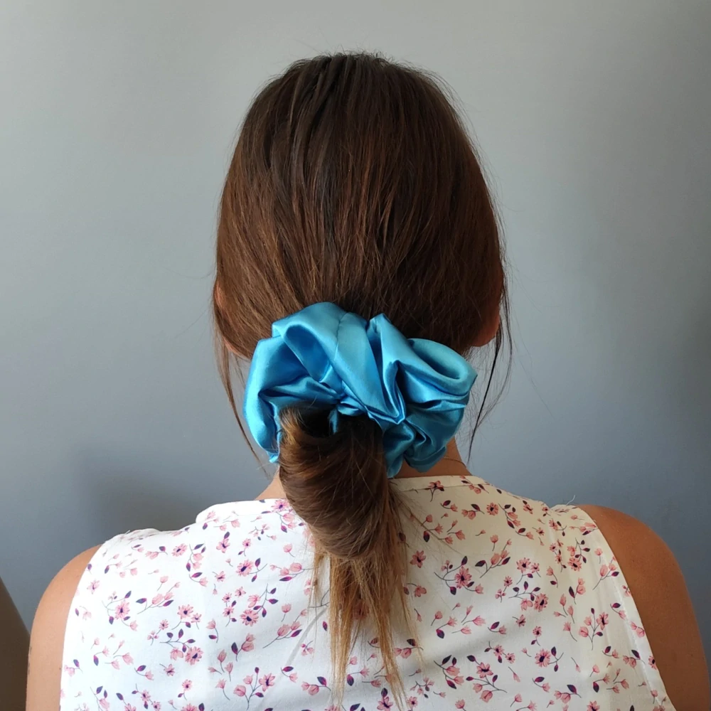 Saténová Scrunchie gumička tyrkysová XXL