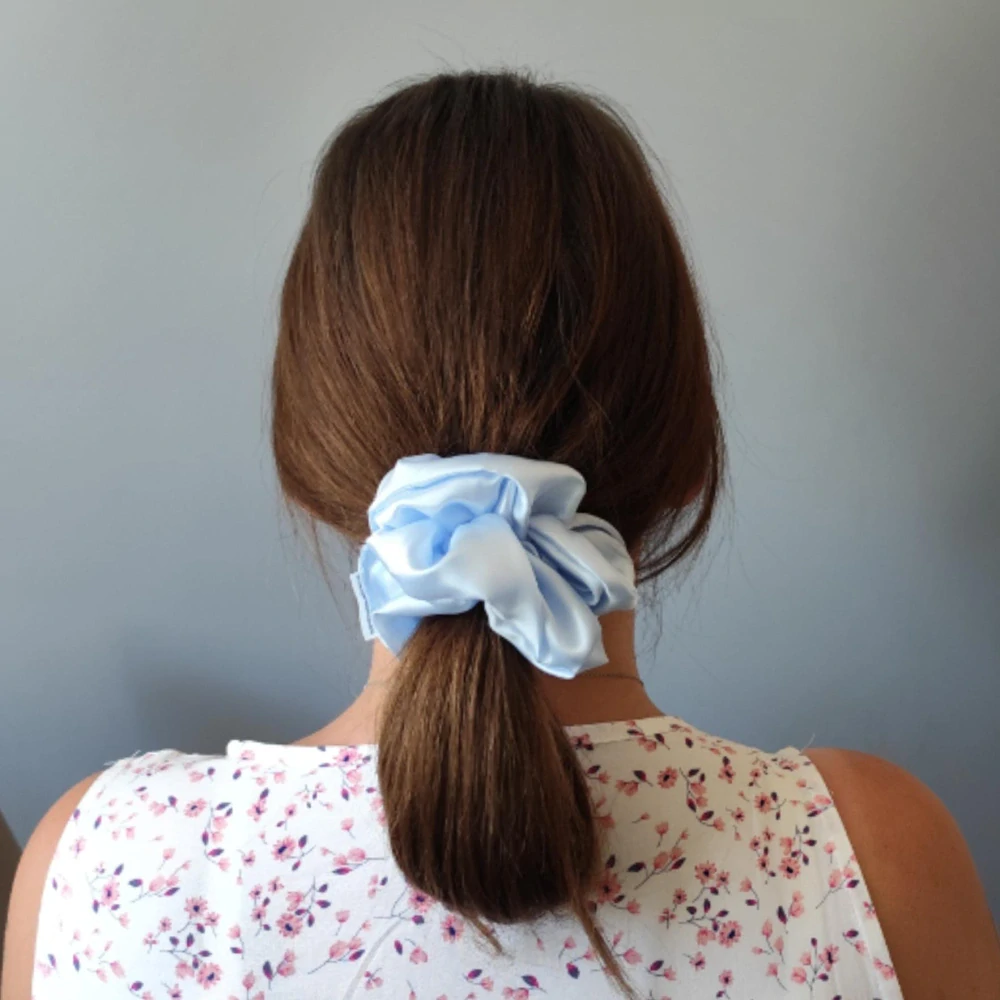 Saténová Scrunchie gumička sv. modrá XL