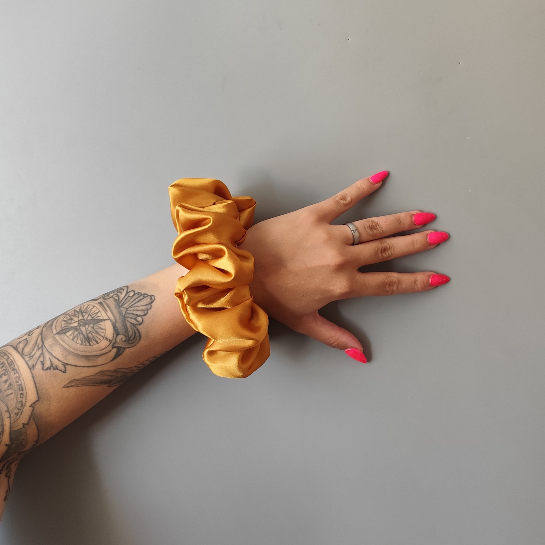 Saténová Scrunchie gumička zlatá XXL