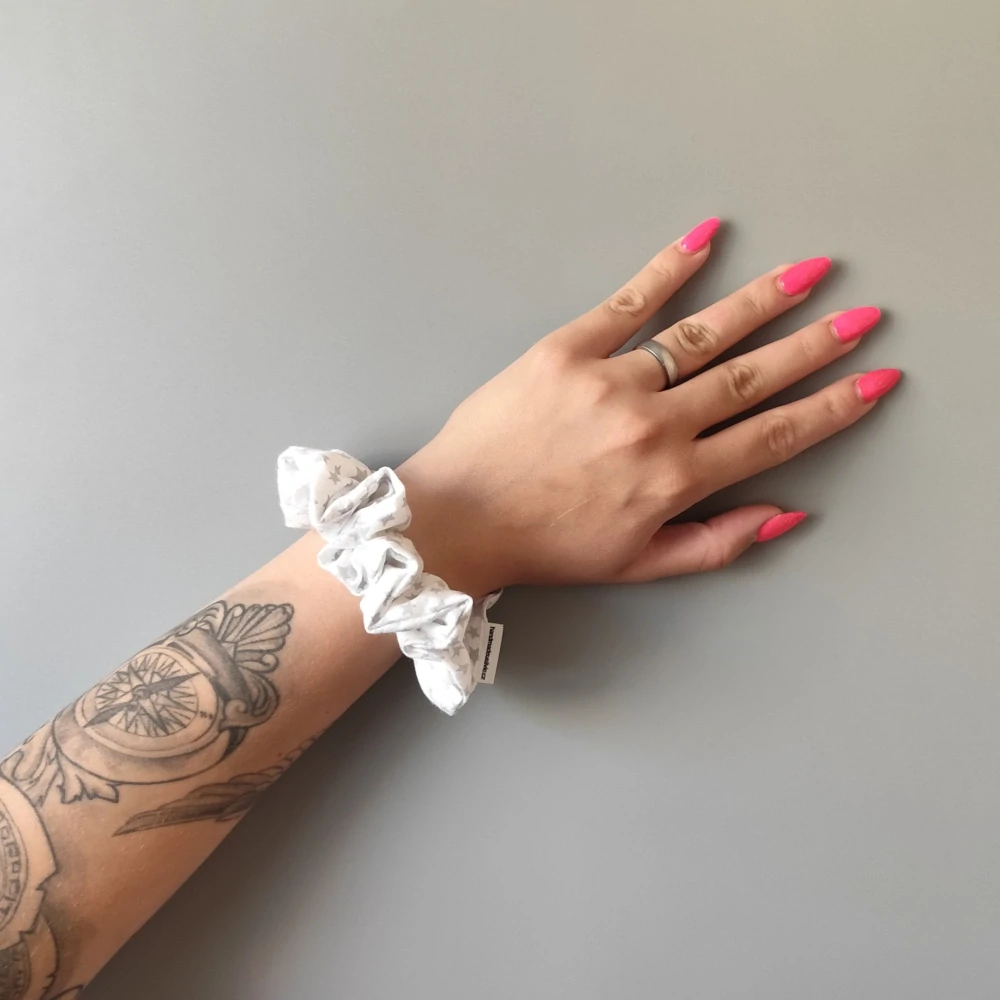 Bavlněná Scrunchie gumička šedé hvězdy L - klasik