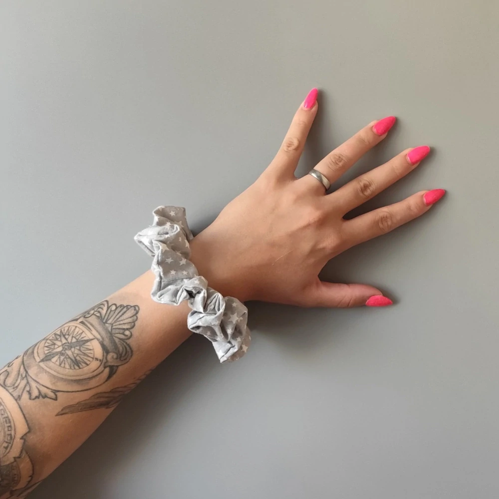 Bavlněná Scrunchie gumička bílé hvězdy L - klasik