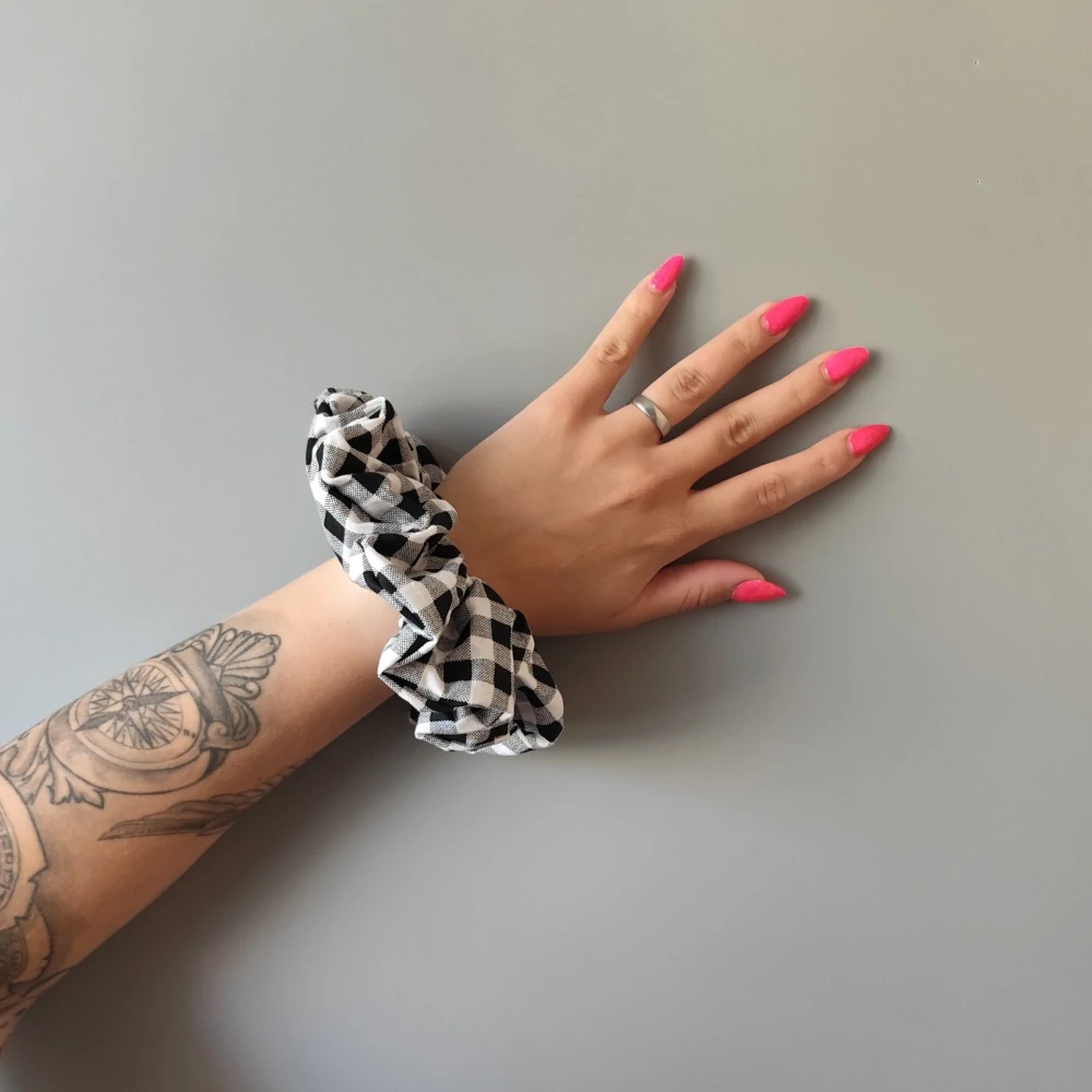 Bavlněná Scrunchie gumička černá kostka XXL II.
