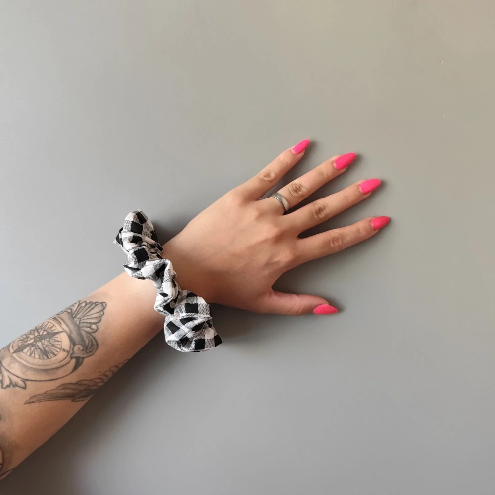 Bavlněná Scrunchie gumička černá kostka L - klasik