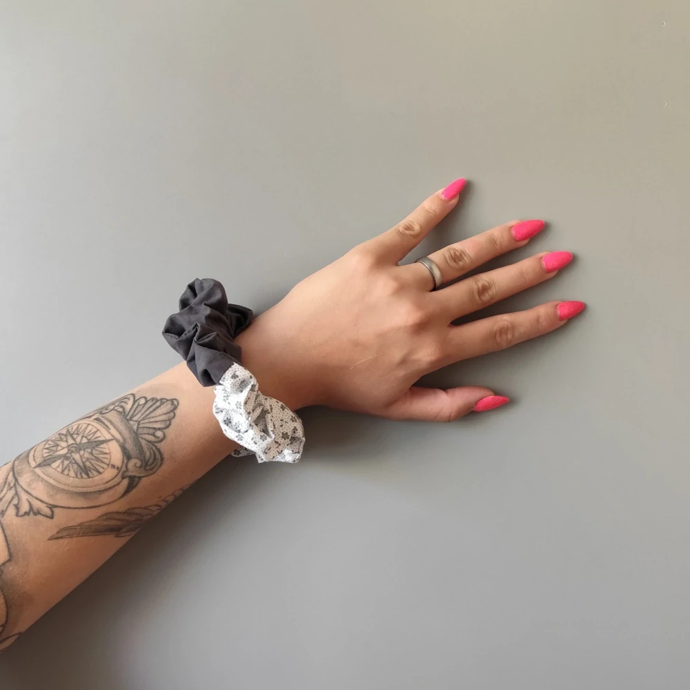 Bavlněná Scrunchie gumička kvítky a antracit L - klasik