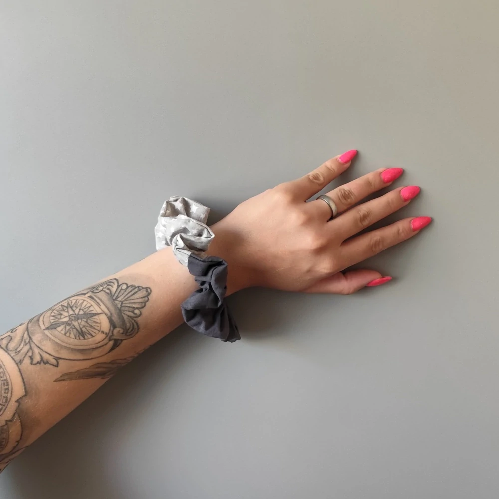 Bavlněná Scrunchie gumička hvězdy a antracit L - klasik