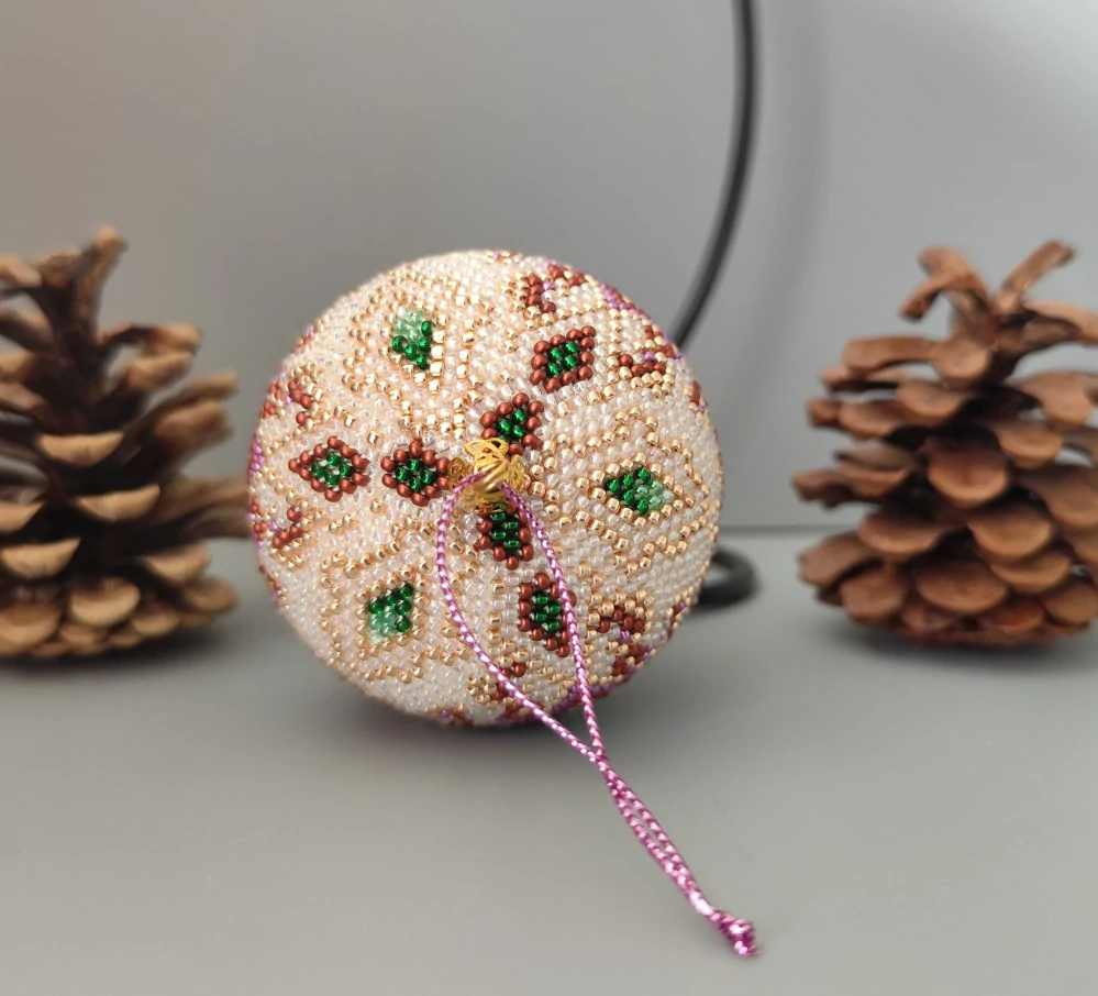 Vánoční baňka z korálků - béžová 7 cm