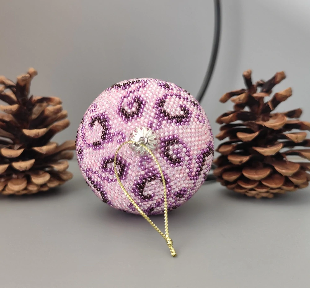 Vánoční baňka z korálků - růžová 7 cm