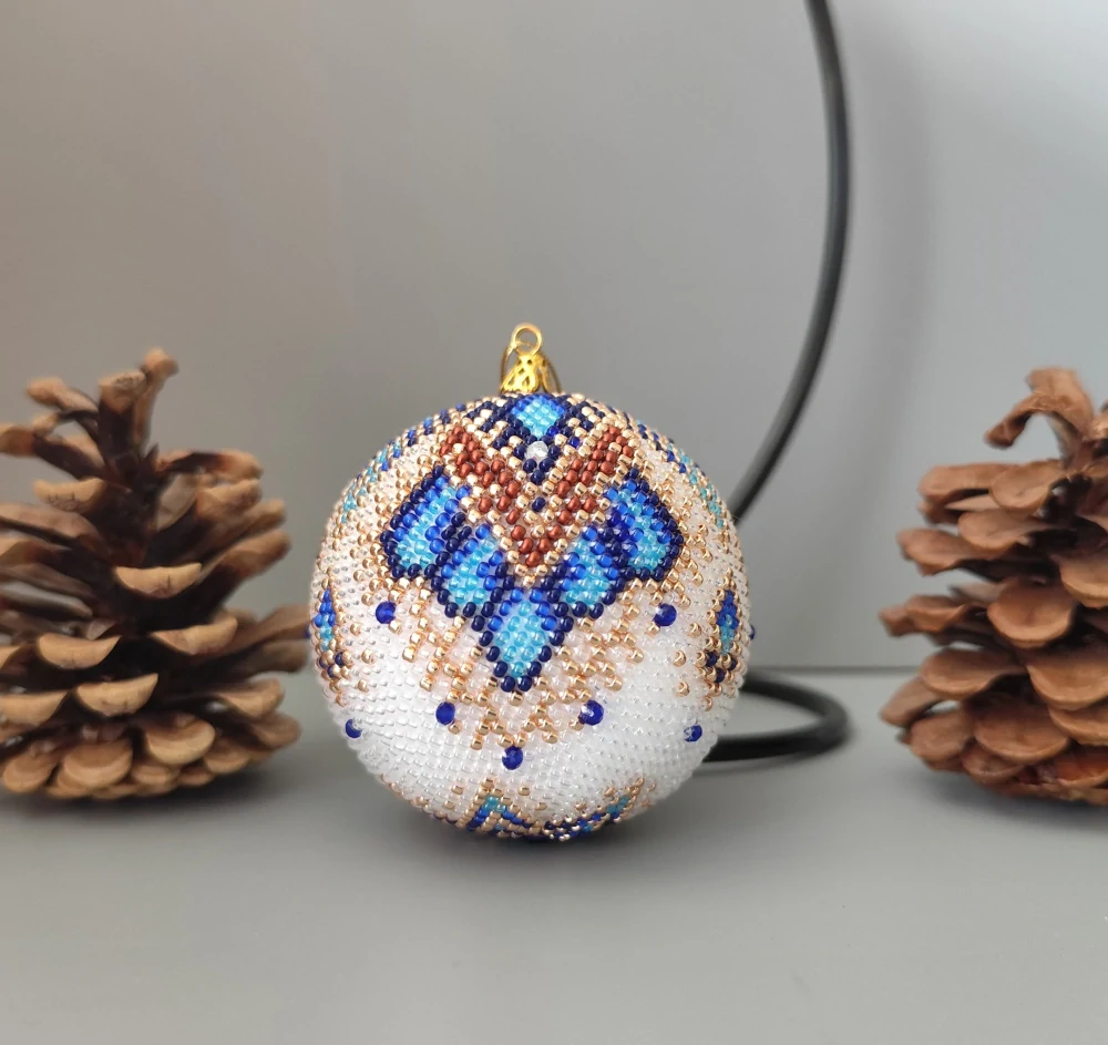 Vánoční baňka z korálků se stojanem  - bílo modrá 7 cm