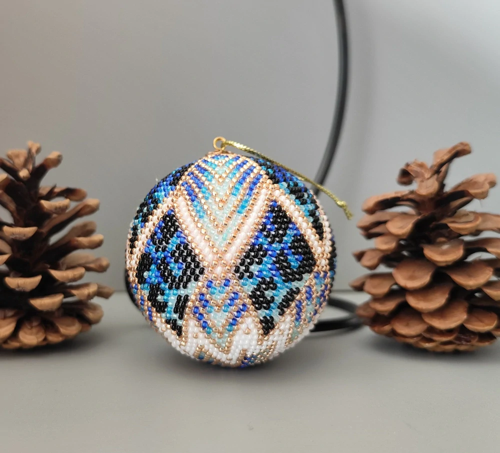 Vánoční baňka z korálků se stojanem  - modrá 7 cm