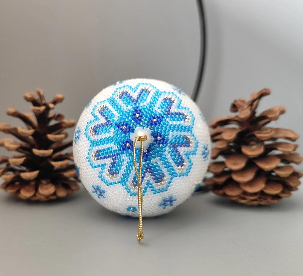 Vánoční baňka z korálků - bílá 8 cm