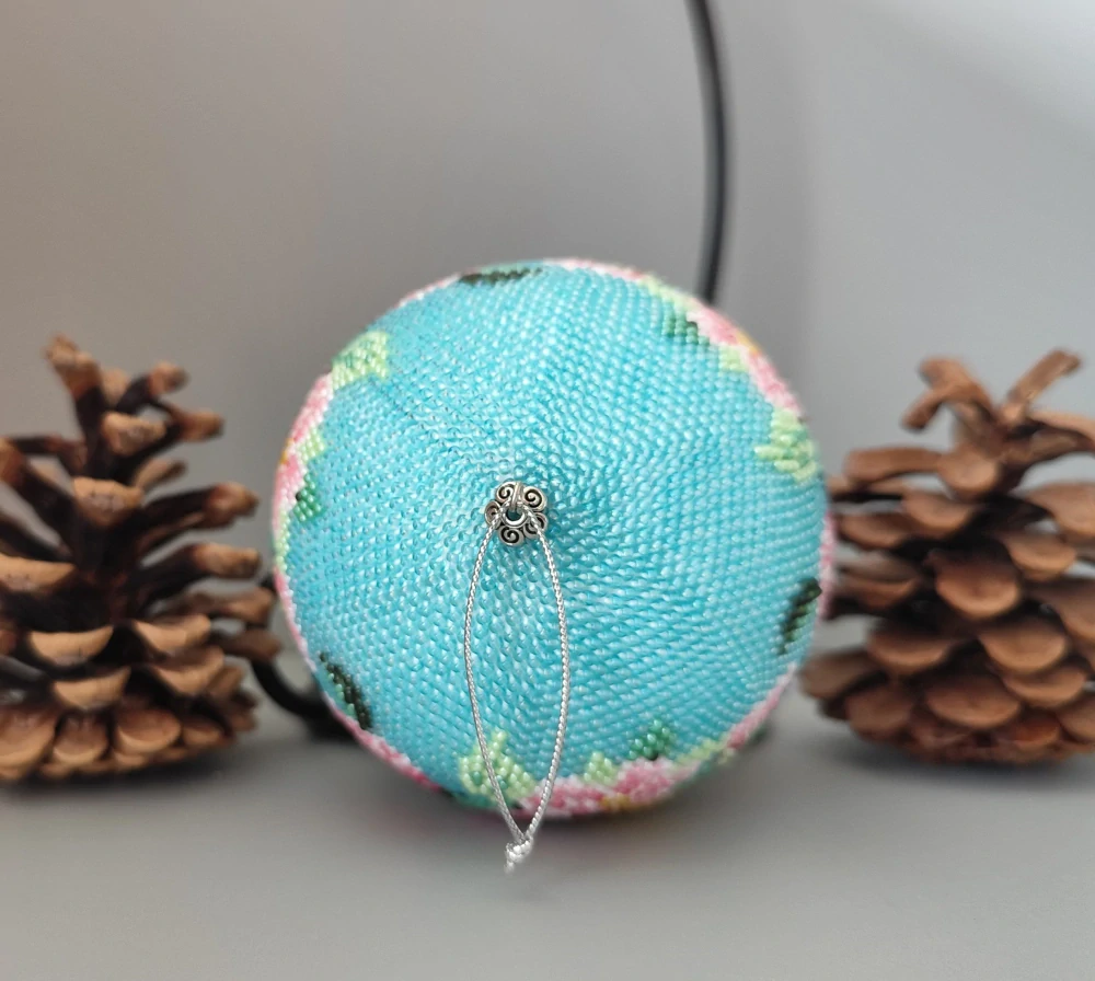 Vánoční baňka z korálků - tyrkysová 9 cm