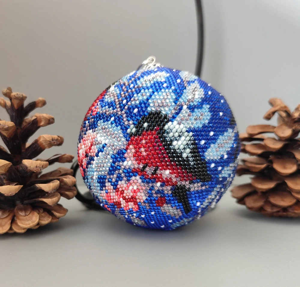Vánoční baňka z korálků - červeno modrá 9 cm