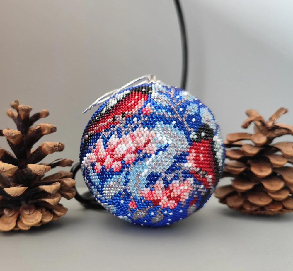 Vánoční baňka z korálků se stojanem - červeno modrá 9 cm