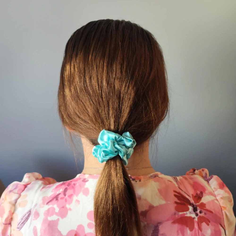 Saténová Scrunchie gumička mentol S
