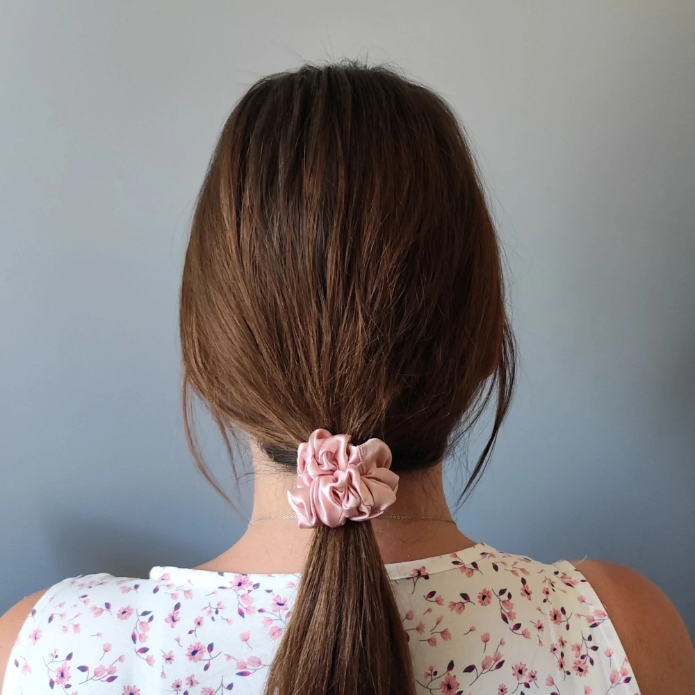 Saténová Scrunchie gumička pudrová S