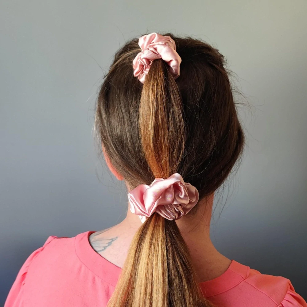 Saténová Scrunchie gumička pudrová L - klasik