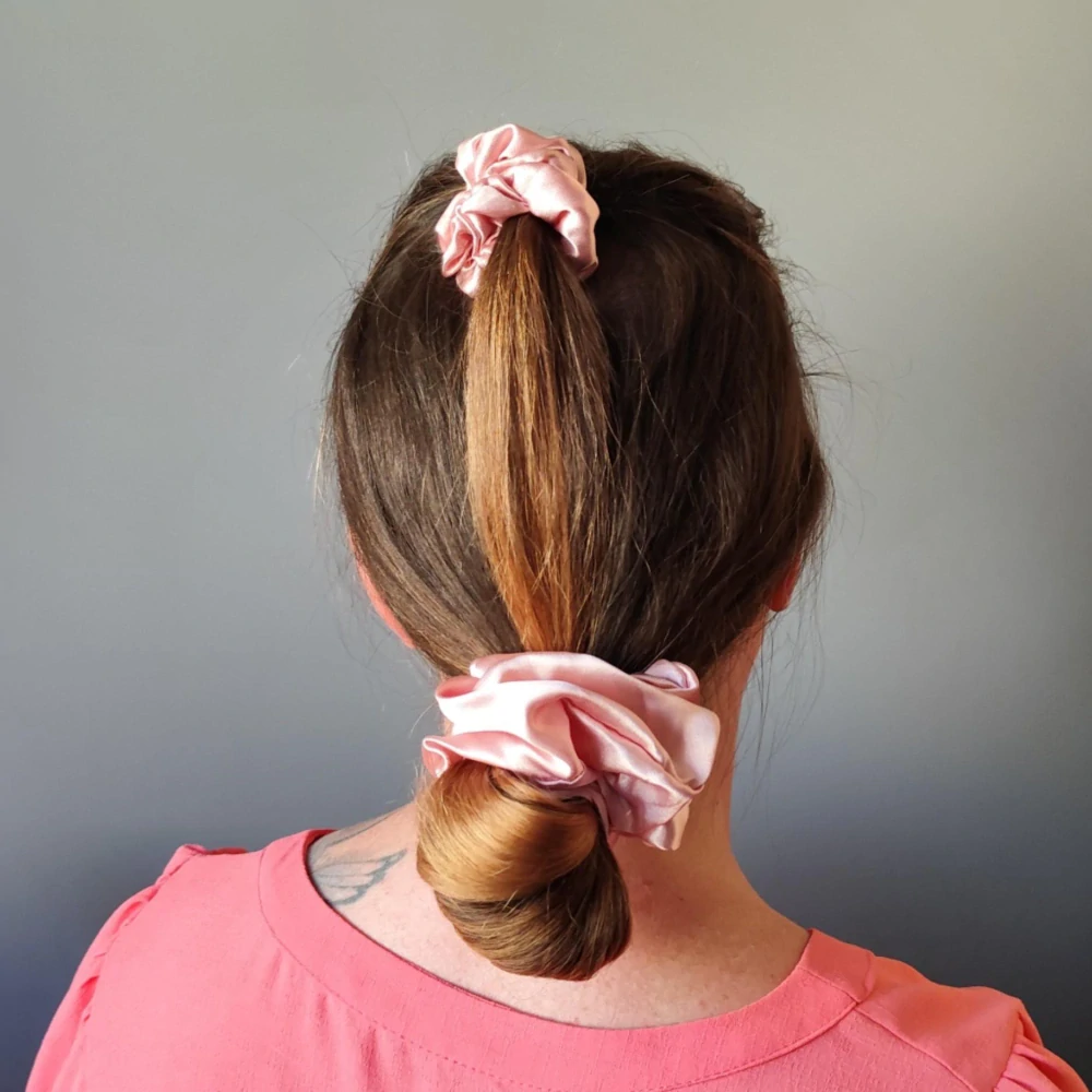 Saténová Scrunchie gumička pudrová XL